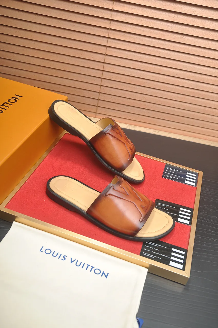 Men's shoes 💰360💶 [Louis Vuitton LV slippers] (high-end cowhide) counter 1:1 fashion style, a must-have for summer! The designer used LV’s iconic outsole. The original simple slippers instantly become fashionable! The upper is made of flexible special cowhide leather straps alternately, and the workmanship is exquisite! A must-have for stylish men in summer, size 38-46 (45 46 customized)